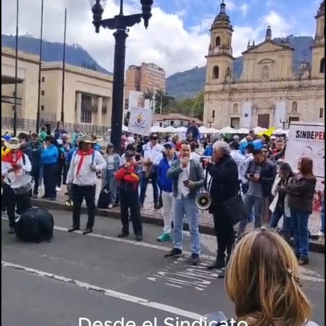 Intervención del Presidente del Sindicato, en el plantón que ayer realizamos la CUT Bogotá - Cundinamarca, la CGT y la CTC ante el Alcalde Mayor por haber “suspendido” la mesa de negociación distrital.

¡No más dilación¡
¡No más aplazamiento¡
¡Exigimos retomar la mesa!